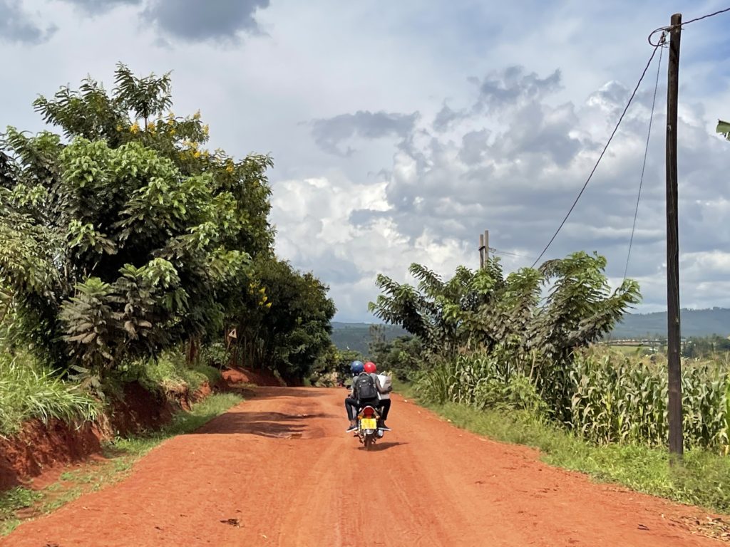 ルワンダ 赤土の道